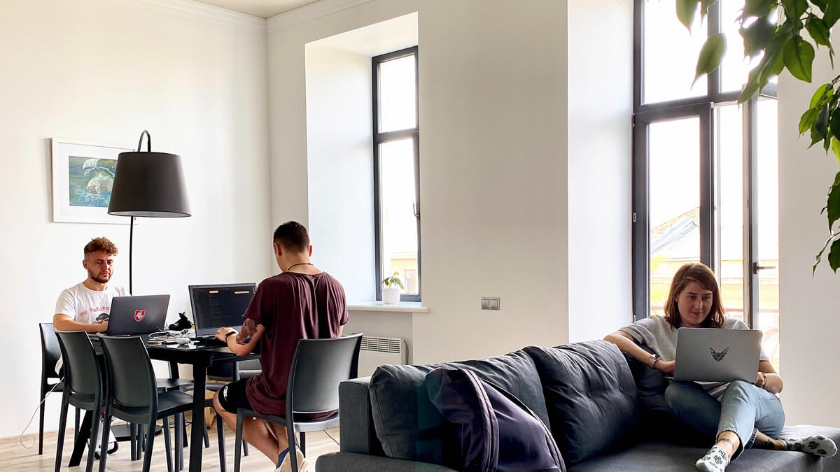 Team von Xelvornaliqzb beim Unterrichten von Online Marketing in kleinen Gruppen